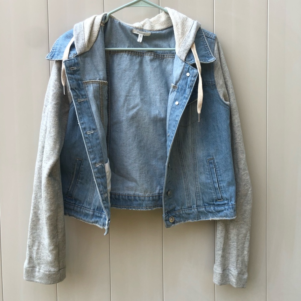 Jean jacket with cotton sleeves